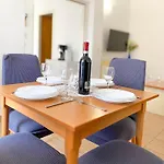 Apartament Lucy *
