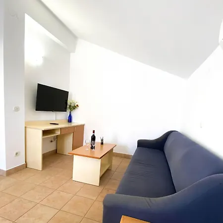 Lucy Apartment *